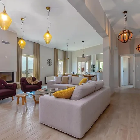 Amazing In With 5 Bedrooms, Sauna And Wifi 펜션 *