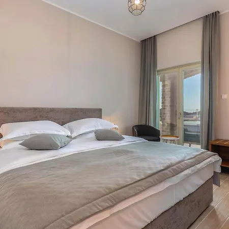 Amazing In With 5 Bedrooms, Sauna And Wifi 펜션 Veprinac