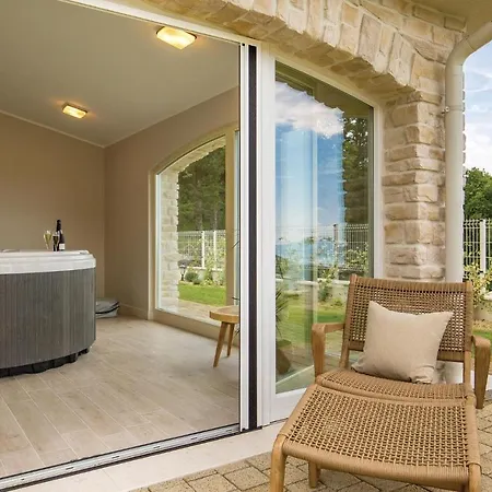 Amazing In With 5 Bedrooms, Sauna And Wifi 펜션 Veprinac